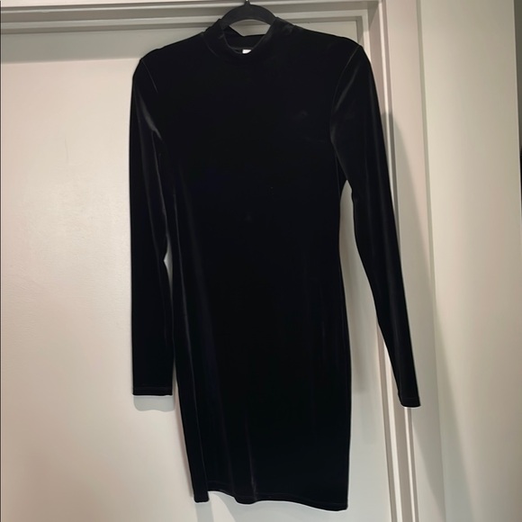 Elegant Black Velvet Dress - Picture 1 of 4